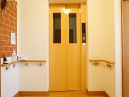 明るい色のエレベーター