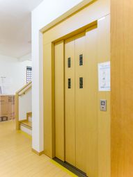 木目調の清潔な廊下