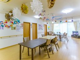 明るい装飾の共用スペース