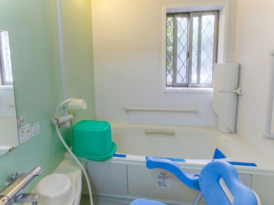 L字の手すりが設置してある、入居者に配慮した浴室