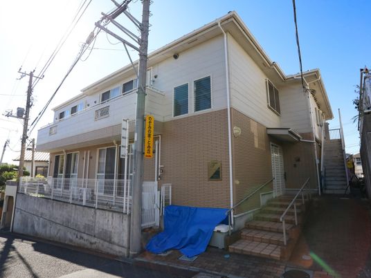 明るい外観の建物