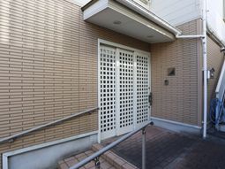 清潔なエントランス外観