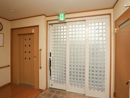 エレベーターとガラス戸