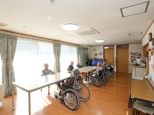 車椅子の利用者とダイニング