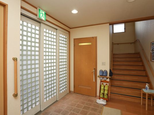 エントランスの温かみのある空間