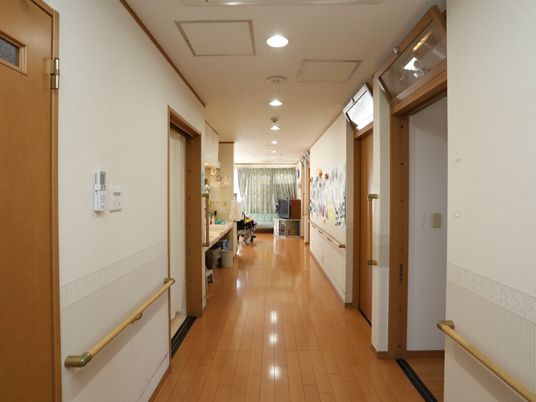 明るい廊下と掲示物