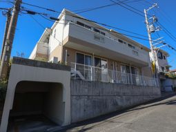 明るい日差しの外観