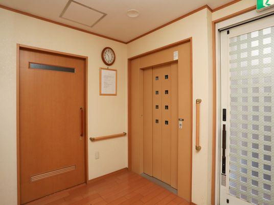 廊下のドアと掲示物