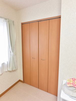 茶色の洋室クローゼット