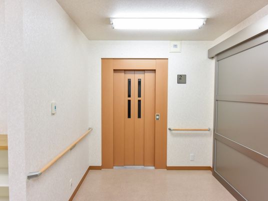 清潔感のある廊下と扉