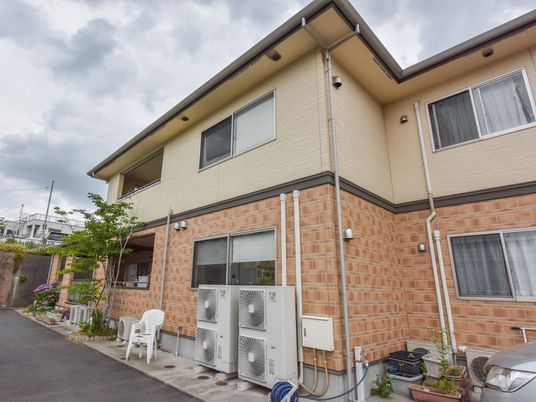 明るい施設の外観