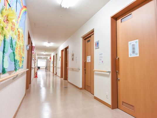 明るく広々とした廊下