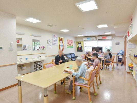 明るい空間の食堂