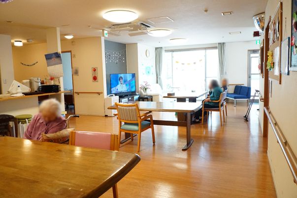 複数のテーブルが置かれ、入居者が自由に時間を過ごしているリビング