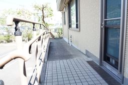 外の明るい通路