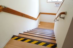 手すり付きの階段