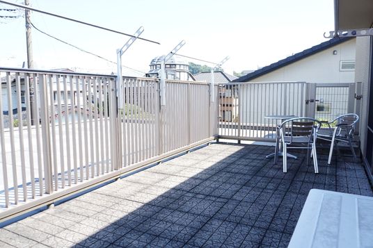明るい屋外の休憩スペース