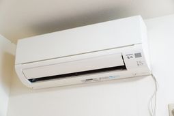 壁に取り付けられたエアコン