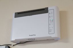 壁に取り付けられた空気清浄器