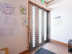 光が入るエントランス