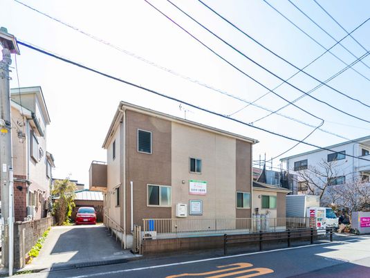 住宅街に立つ建物の外観