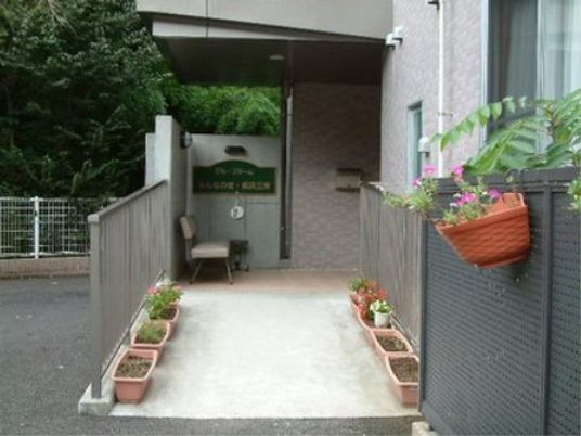 緑に囲まれた建物入口