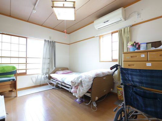明るい居室の様子