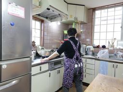 キッチンで作業する人