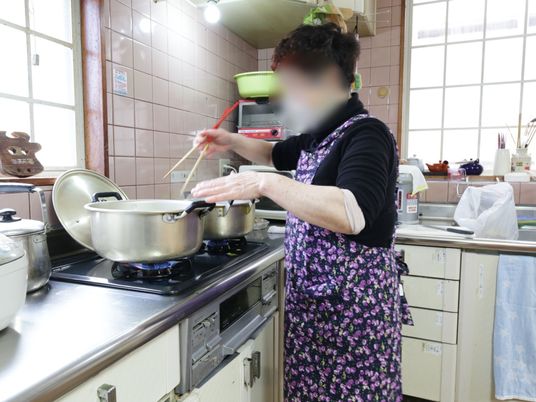 調理を行う人々の様子
