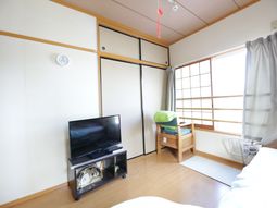明るい和室の居室空間