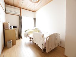居室の質素な様子