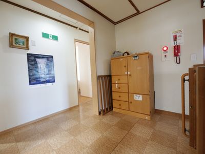 明るい廊下の風景