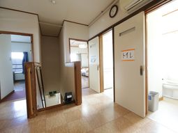 居室の入口と廊下