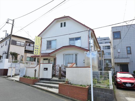白い建物の外観