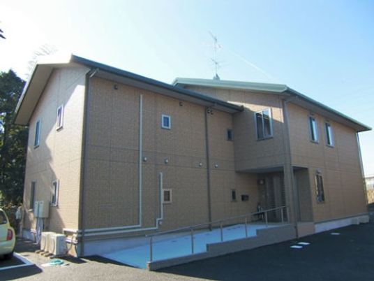 明るく広々とした建物外観