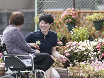 笑顔で会話する人々と花