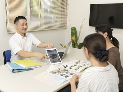 スタッフと来訪者の会話