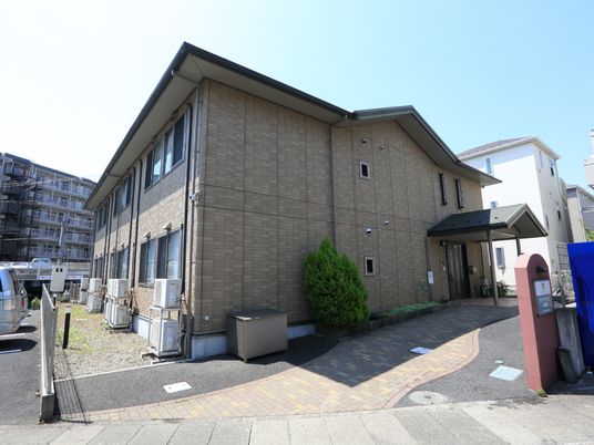 明るい外観の建物エントランス