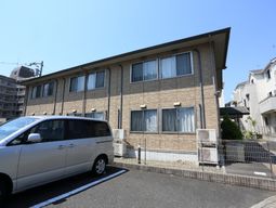 明るい日差しの建物外観