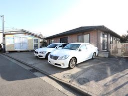 日差しが明るい建物正面