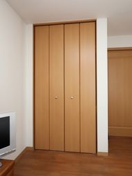 シンプルな木製クローゼット