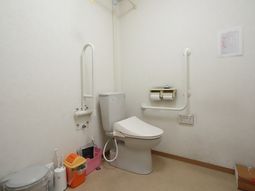 手すり付きのトイレ空間
