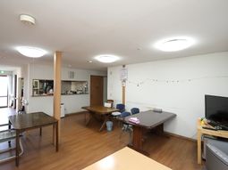 共用スペースの明るい室内