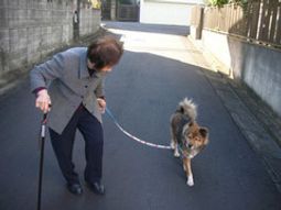 散歩する利用者とペット