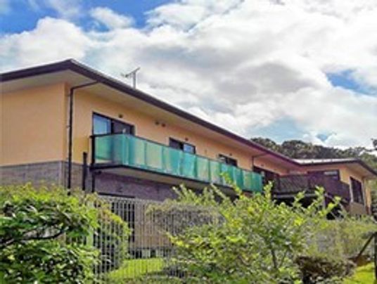 緑豊かな施設の外観