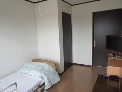 居室のベッドとテレビ