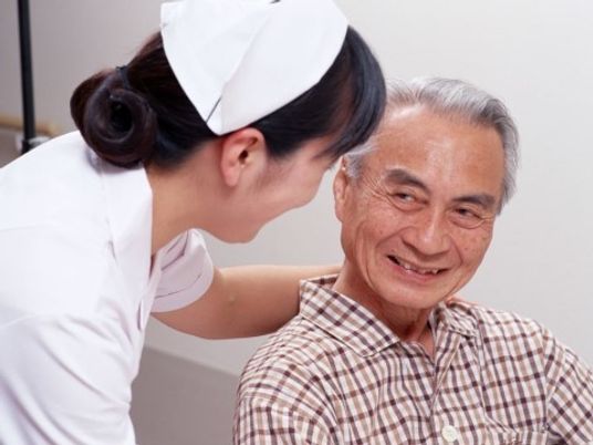 笑顔の高齢者と看護師