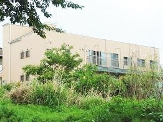 緑に囲まれた建物外観