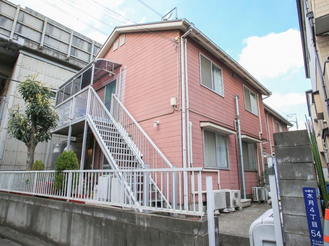 ピンクの外観の建物