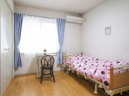 明るい個室の居室
